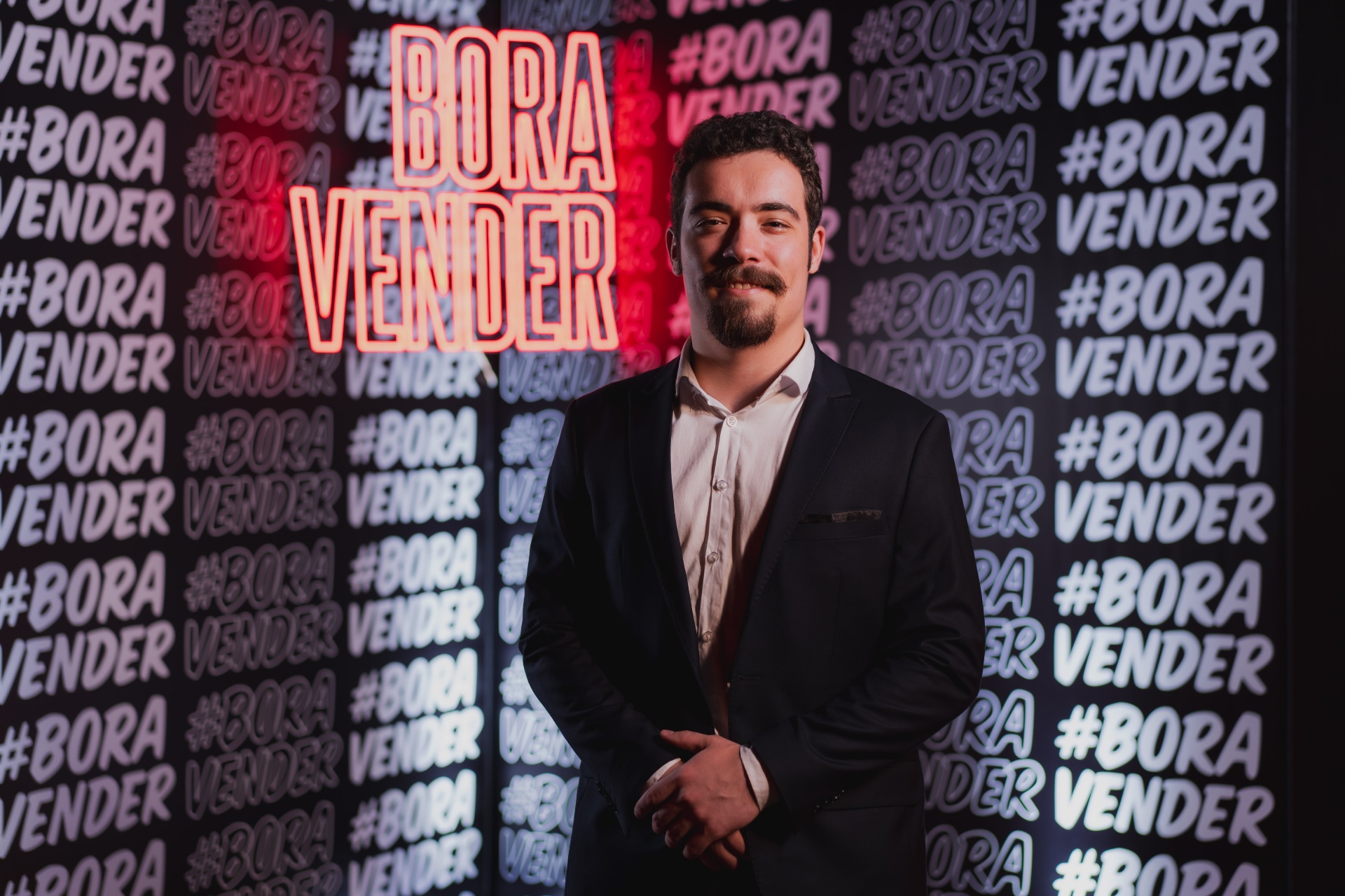 Luis Ferreira no palco do Bora Vender