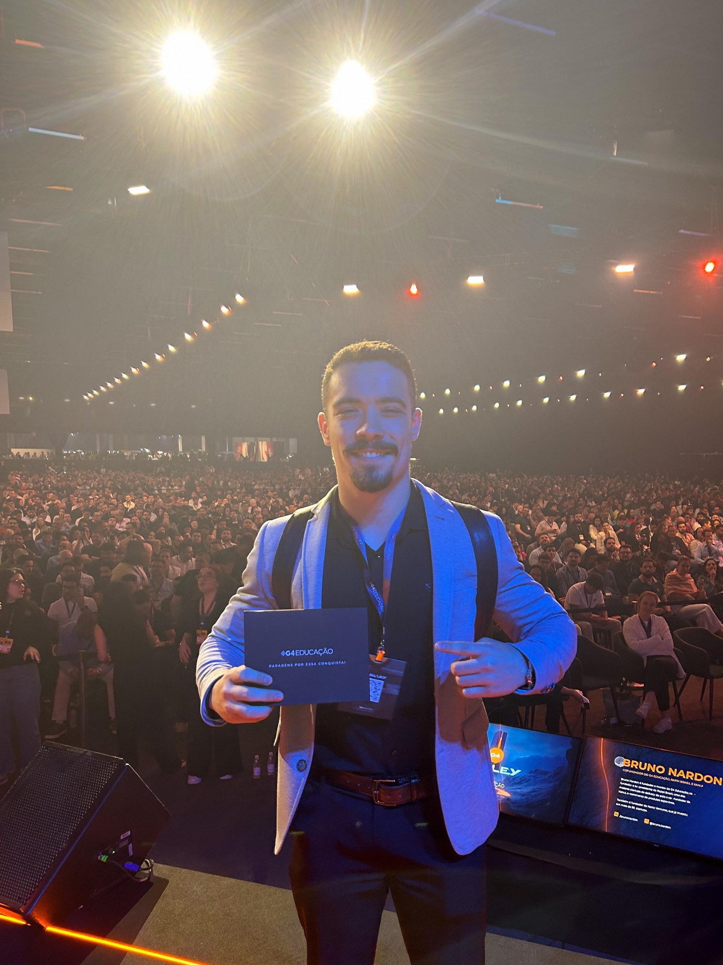 Luis Ferreira recebendo o prêmio de Empresa Destaque no G4 Summit