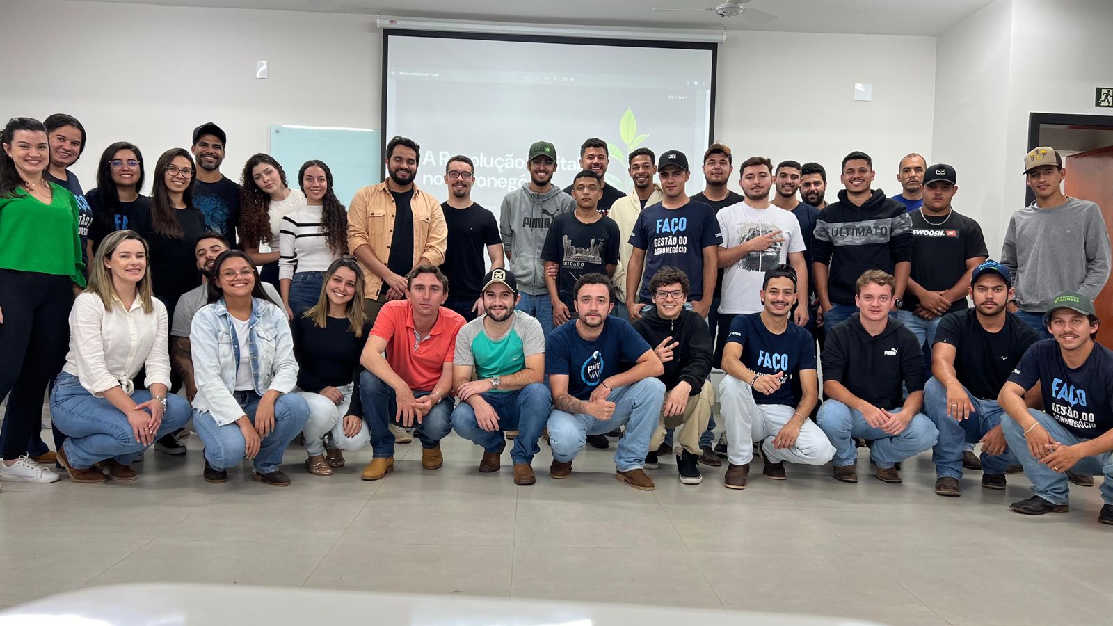 Palestra de Luis Ferreira na Unilavras sobre IA no agronegócio